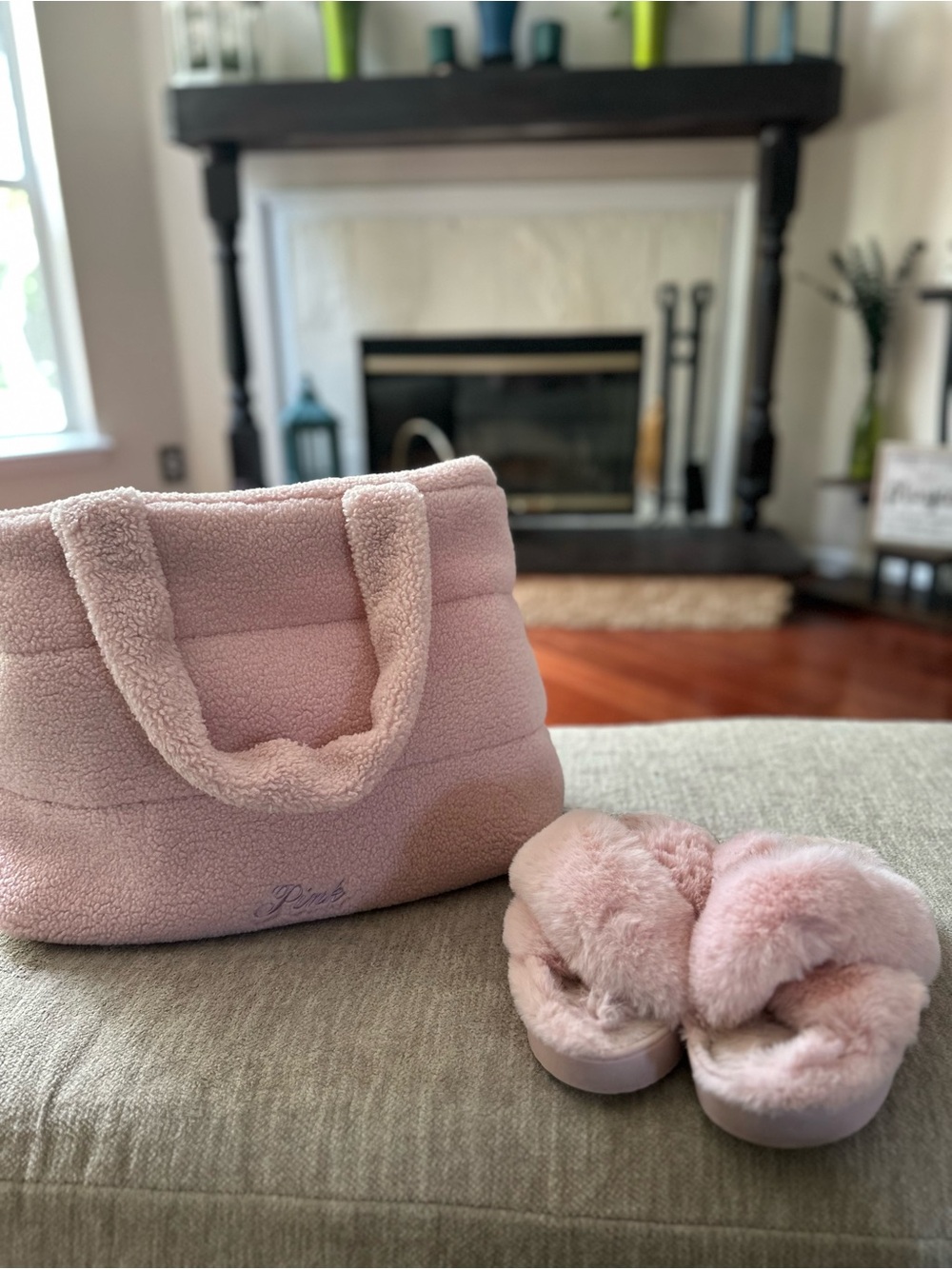 🌸🩷 Cozy Pink Bundle Deal 🩷🌸
Pink Tote Bag + Jessica Simpson Slippers ✨